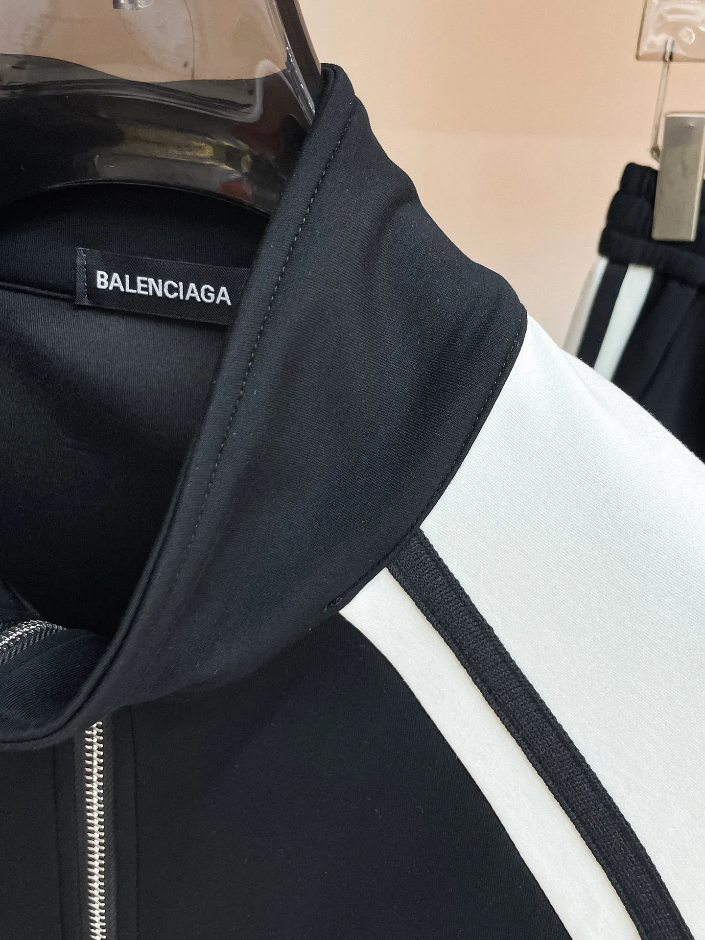 Balenciaga 2026 New Arrival counter Same Style casual suit, Breathable, comfortable and casual! Full of high-end feel! The details are exquisite and high-end, and the workmanship is impeccable! The original Premium fabric is very high-end! The fabric is crisp and anti-wrinkle Wear-Resistant, warm, neat and stylish. Everyone must buy a set this autumn and winter. They must look cool and cool when wearing them. We especially recommend Sizes M-3XL